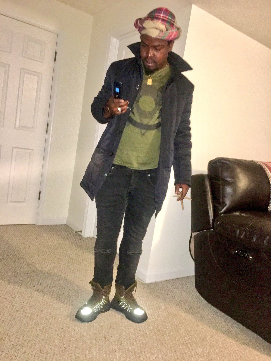 BabyThree_3's tweet photo. That Flip Phone Do Numbers Everyday Gotta Turn It Off When I'm Boolin Naw FR 📱🏃🏾💰⛄️🎱💯 https://t.co/W5xnGAobxW