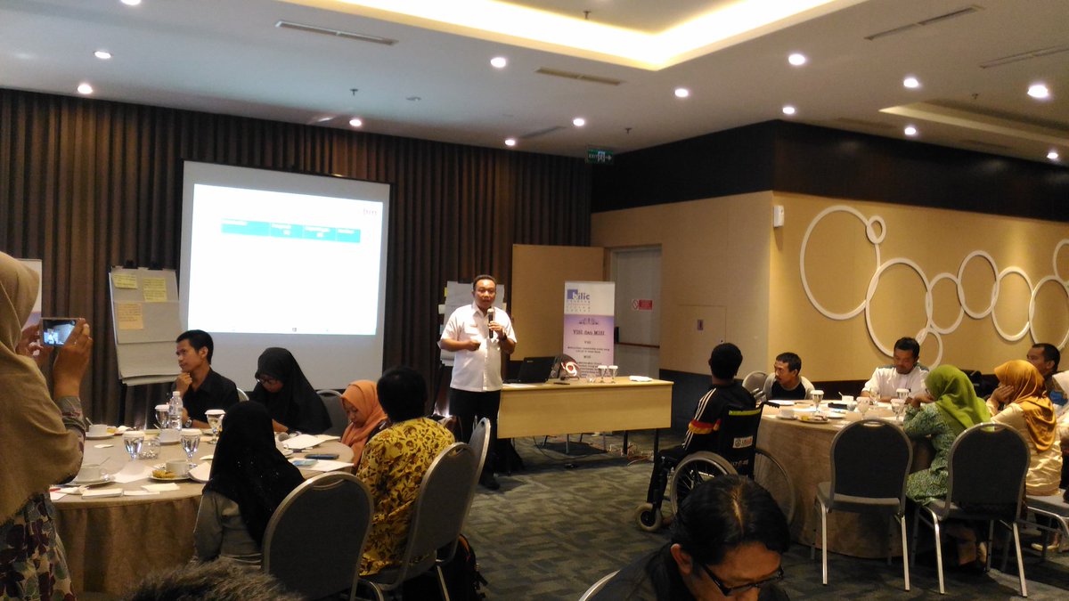 UyunkUber's tweet photo. Pengarahan Kabid Rehabsos DinSos Kota Bandung pada acara Penyusunan Partisipatif Renstra BILiC. Hotel Zest Sukajadi Bandung https://t.co/hoAdgtdKAY