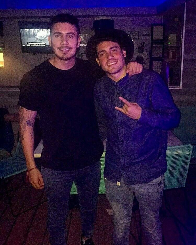 FCKarimeVictor's tweet photo. Nuestro querido @Victor_Acashore junto a @eduardomelchile no se olviden de votar #PREMIOSMTVMIAW #MTVPAPIACAVICTOR #MTVMAMIACAKARIME https://t.co/AwU0Uu8BJu