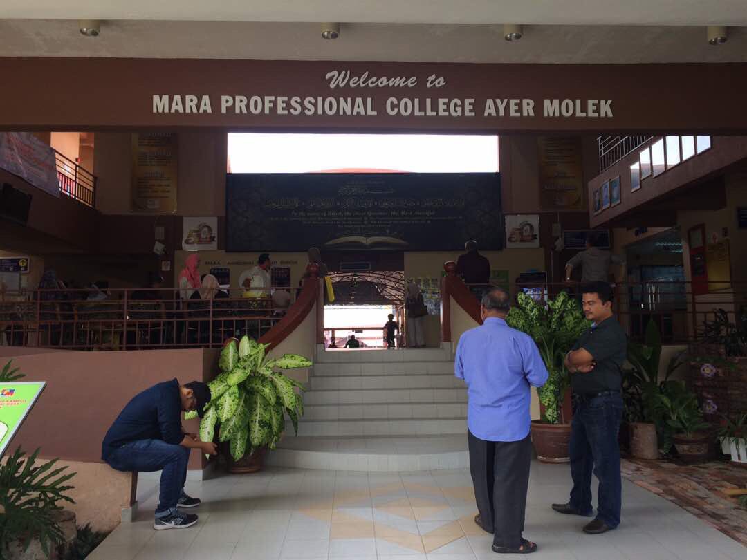 thisisaymo's tweet photo. Selamat menjadi warga KPM Ayer Molek kepada pelajar baru yg daftar harini. Tahniah kerana terpilih. Bakal graduan bebas hutang 🙊 #thisisaymo https://t.co/NYKC93M6Fs