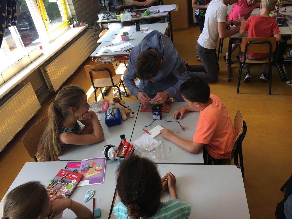 bsdeborch's tweet photo. Vandaag en morgen zijn de techniekteams van het 'Onderwijs helpt Onderwijs bij talentontwikkeling' weer op de Borch. https://t.co/vo9qqWEm9u