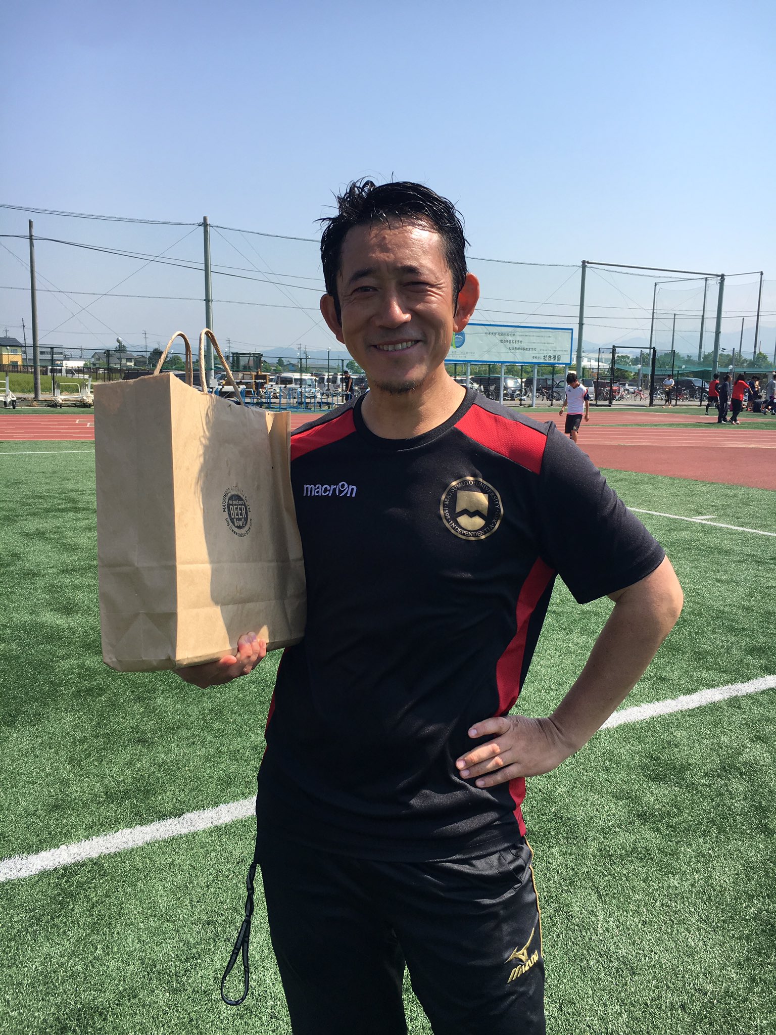 松本大学サッカー部 本日５月２３日は齋藤茂先生の誕生日です 部員全員でプレゼントをしました プレゼントは先生の大好きなお酒 と愛情たっぷりの水かけ です お誕生日おめでとうございます T Co Rdq3mv423v Twitter