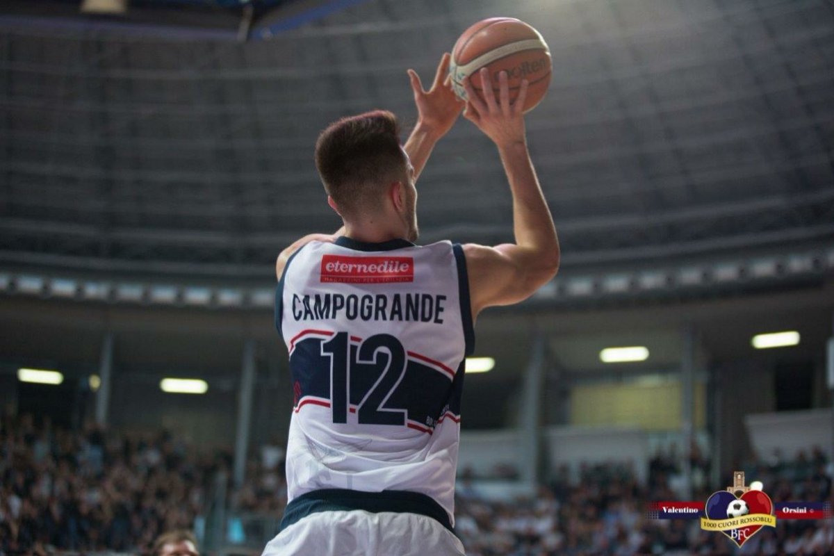 Il #sogno continua sotto gli occhi di <a href="/marcobelinelli/">Marco Belinelli</a>. Un #palazzo e un #tifo da brividi. #12 Forza <a href="/Fortitudo103/">FortitudoBologna</a>