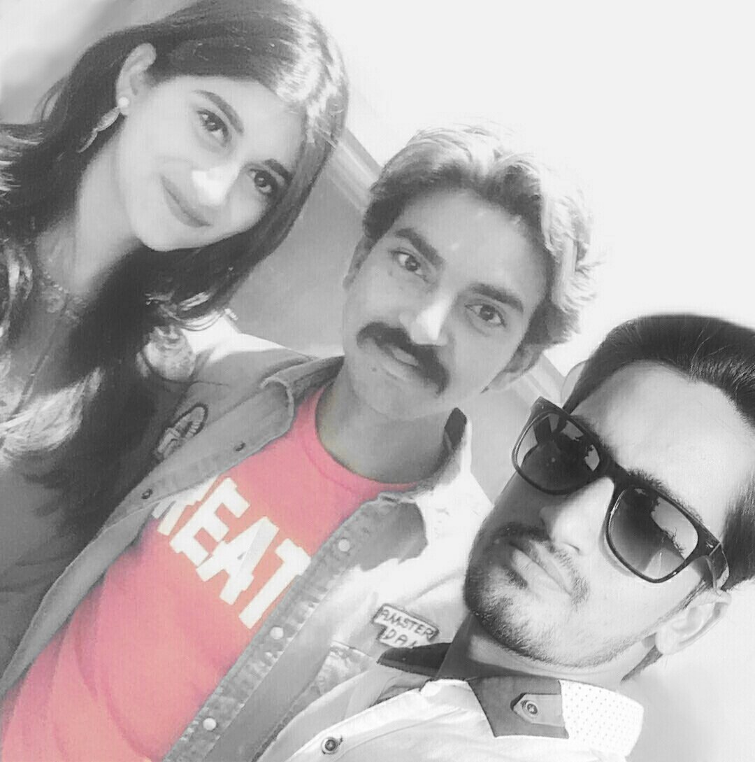 anil5787's tweet image. T - 52, Selfie with the cast of #Gujarati #Movie #KarsandasPayAndUse ...

#EditingPhoto

@WhoMayurChauhan 
@deekshajoshi04 
@GujaratiMovies