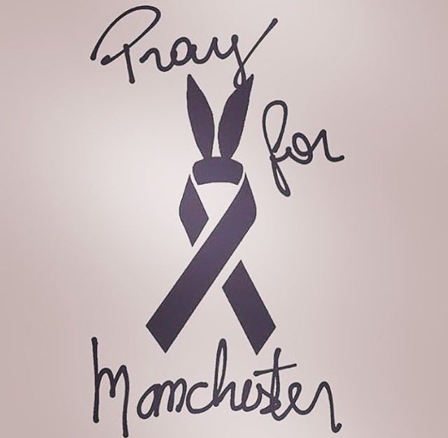 ShannonCarpent1's tweet photo. One more picture I'm just very sad this happened ): #prayersforManchester #PrayForAriana #Arianators https://t.co/AUF1d2Q9VX