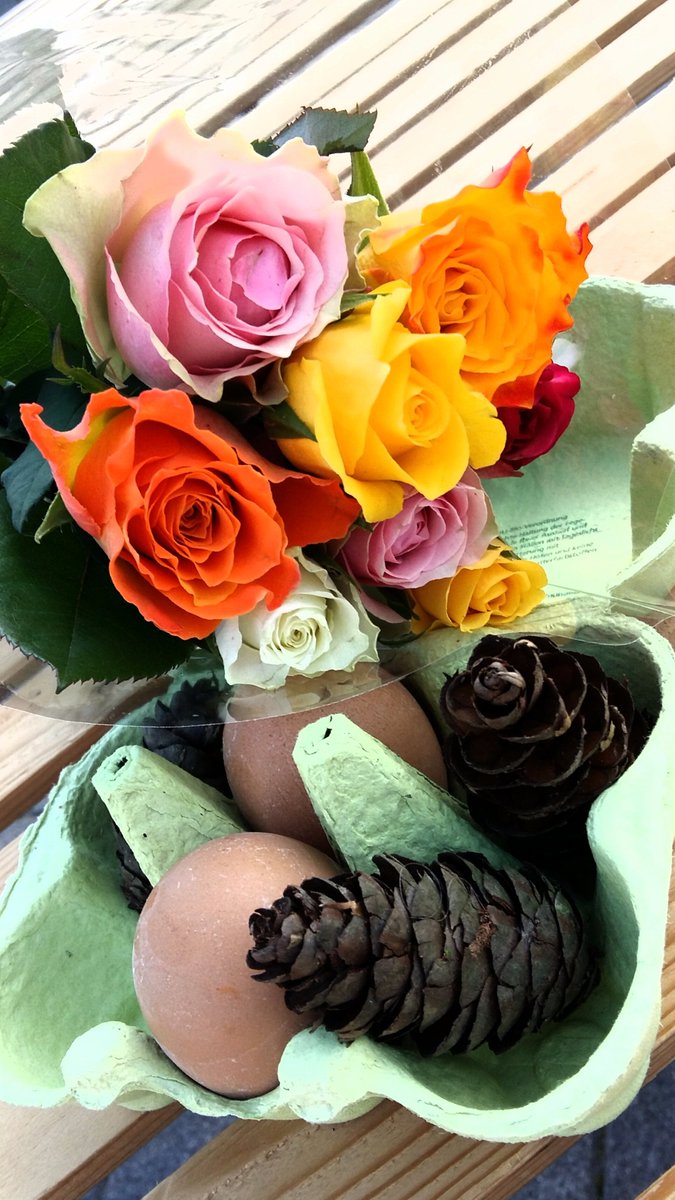 PariLipperts's tweet image. Behind the #joggingpath,spent €3.- I got 8 #roses &amp;amp; 2 #eggs...#rurallife #marketplace #OpenAirMarket #Simplelife #Mountainlife