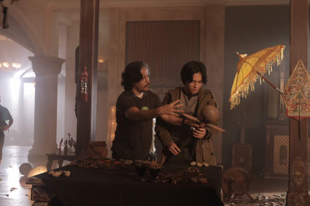 Jose Poernomo, nama yang tak asing untuk menyutradarai sebuah film horor.

Tunggu persembahan mistisnya yang mencekam lebaran ini. 😱