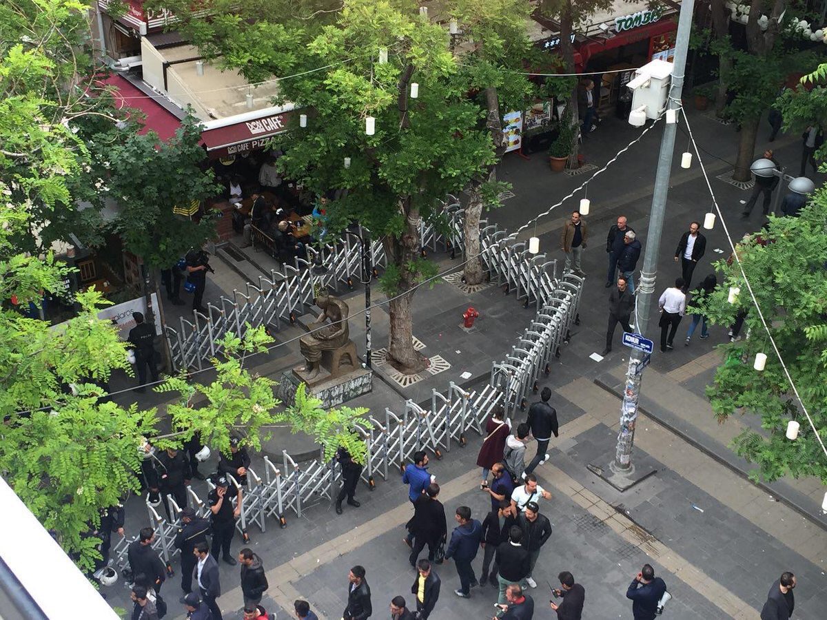 İnsan Hakları Anıtı da gözaltına alınmış bulunuyor. Bu enstalasyonu aynen Venedik Bienaline göndermeliyiz. Durumu tüm dünya ibretle izlesin.