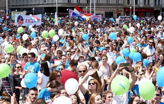 RevPermanente's tweet photo. Attaque aux droits des #femmes
« Marche pour la vie » en #croatie. 20 000 manifestants contre le droit à #avortement
https://t.co/JhwHA6lybZ https://t.co/uGXafDU0wW