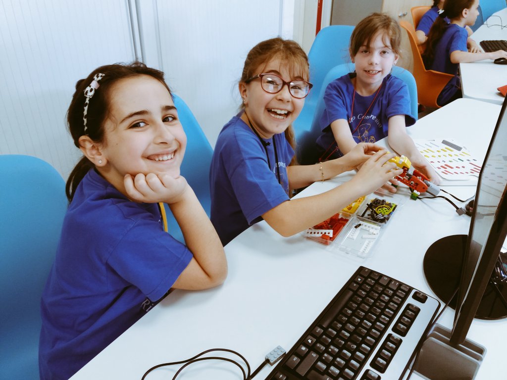 Debora_FMD's tweet photo. Questa mattina sorrisi e divertimento al #RoboticCenter della #PalestraInnivazione 😊 @fmdigitale #Digital #Robotic #Fun #Smile https://t.co/uiQ2oooKAH