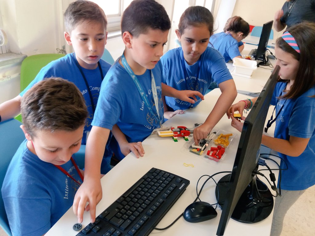 Debora_FMD's tweet photo. Questa mattina sorrisi e divertimento al #RoboticCenter della #PalestraInnivazione 😊 @fmdigitale #Digital #Robotic #Fun #Smile https://t.co/uiQ2oooKAH