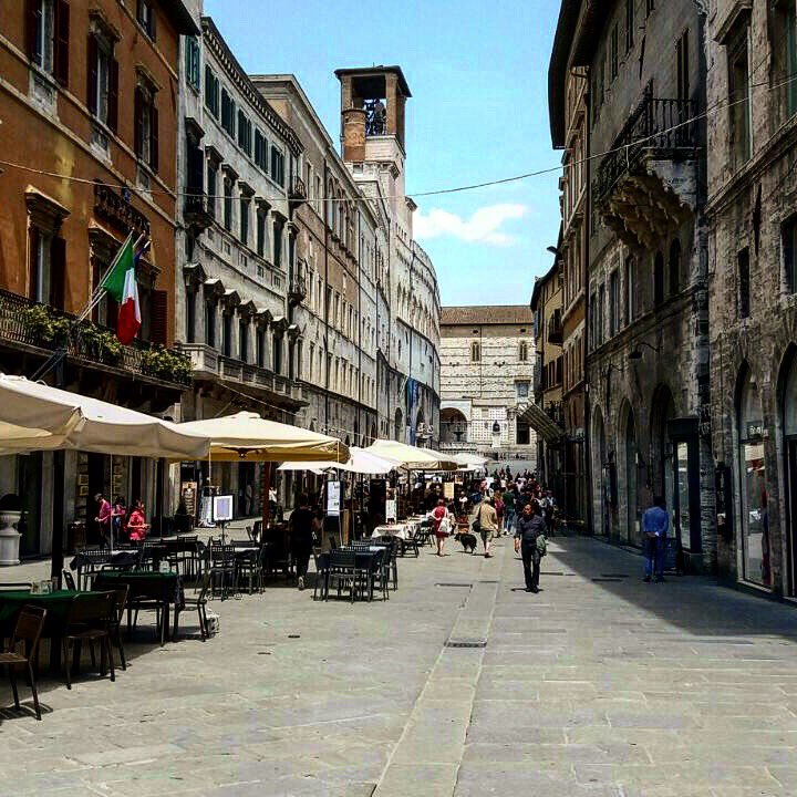 fuoriporta_'s tweet photo. #buogiorno da #corsovannucci è la via principale di #perugia. #fuoriporta https://t.co/dA344TuMBI https://t.co/vJhWYA9mvm