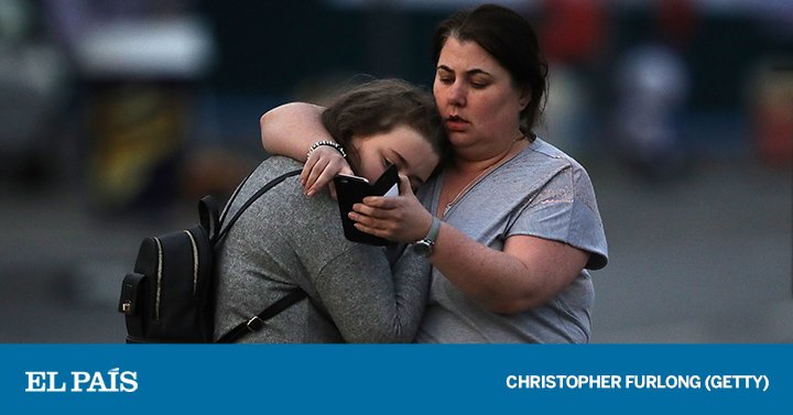 elpais_foto's tweet photo. Fotos: Asciende a 22 la cifra de muertos en el atentado de Manchester tras el concierto de Ariana Grande https://t.co/xn6nWU7Y3o https://t.co/CE8CshgZcT