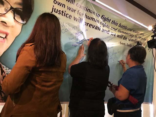 gmanews's tweet photo. Supporters of Senator Leila De Lima launched a signature campaign to demand her immediate release from detention. https://t.co/uH7Hj2Yzjj https://t.co/t7n4gQ6ZMH