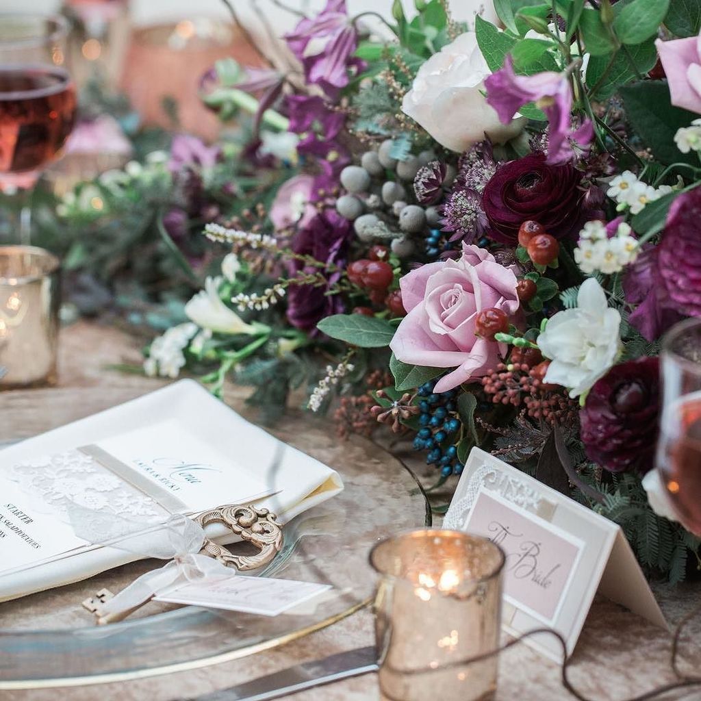 I love the way the stunning colours of the flowers 'pop' out on this beautiful tablescape from <a href="/gardengaterugby/">Garden Gate</a>⠀
⠀… ift.tt/2q5LkW6