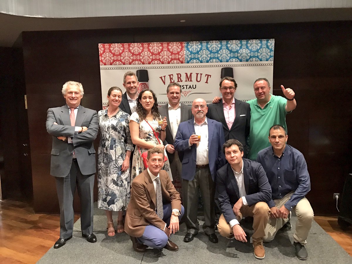 SastrePaco's tweet photo. PRESENTACIÓN de "un vermut de altura desde las alturas" 🔝👏🏻@BodegasLustau Muy buen vermut , buen@s amig@s , vistas🔝 y 👏🏻👏🏻al #GrupoCaballero https://t.co/U8FutKrUys