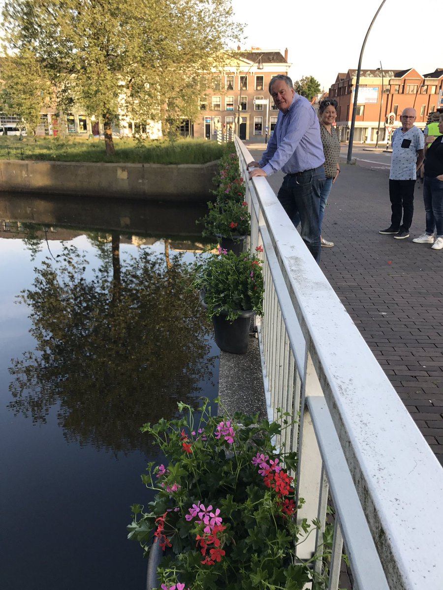 <a href="/AndriesvDaalen/">Andries van Daalen</a> met zijn Bestuur <a href="/ZwolleFonds/">ZwolleFonds</a> vanaf 6 uur de bloemetjes aan het buitenzetten! Binnenstad #Zwolle fleurt op! #samen