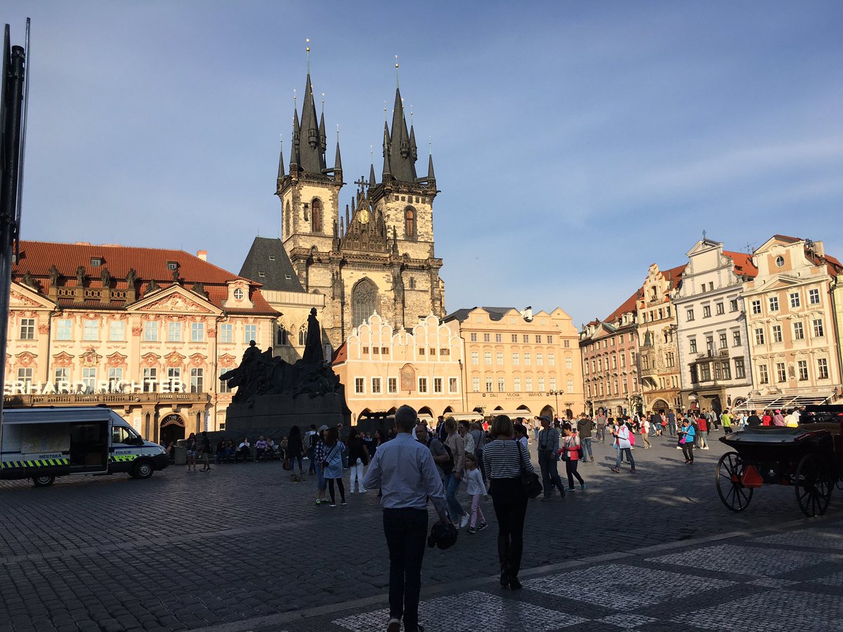 Mc_Lanne's tweet photo. Heureuse d'être à #Prague pour La Réunion annuelle de la #Communication de @GENERALI 👍🏻♥️🦁 https://t.co/V6XNpahZHb