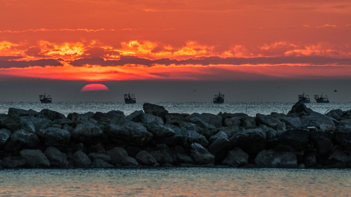 Italia's tweet photo. Così si sveglia all’alba Roseto degli Abruzzi (Te), una delle sette perle della costa-giardino abruzzese. Ph. A. Trignani #Abruzzo #turismo https://t.co/5FuSXzQOum