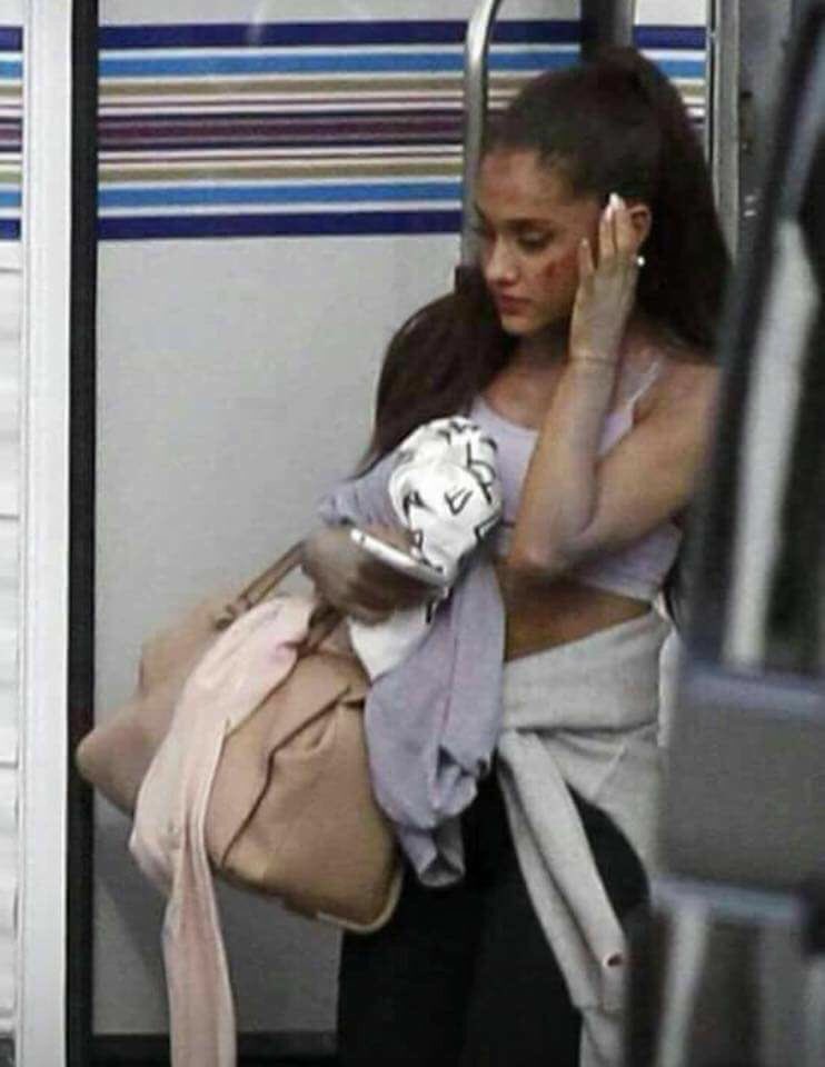 ShawnMendesFans's tweet photo. Please stop spreading rumors about this picture. This is from Scream Queens (2015) when Ariana Grande was on the show... Let's still pray. 💞 https://t.co/TiMp3wWi3D