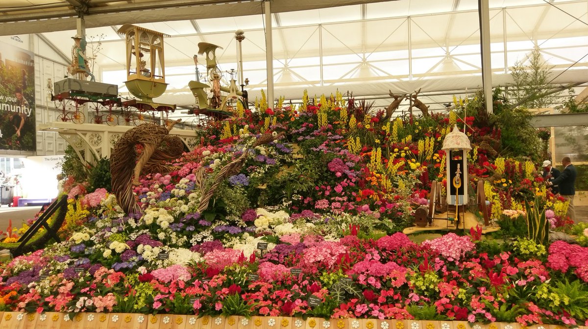 RowlandEmettSoc's tweet photo. The Gold Medal winning @BhamCityCouncil #CloudCuckooValley stand at #ChelseaFlowerShow2017 https://t.co/atxIJvjnD0