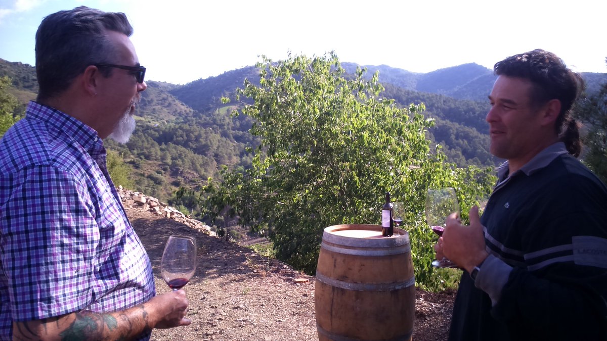 EspaiPriorat's tweet photo. Andy Myers and Joan Sangenís visiting Cal Pla estate #EspaiPriorat17 @doqpriorat @metalsommelier https://t.co/LfleAXg4H8