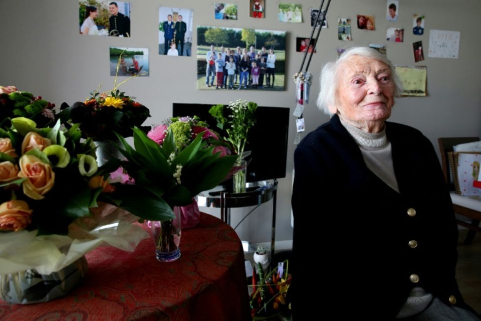 XavierMauduit's tweet photo. "Demandez toujours : où allons-nous ? Avec qui ? Que ferons-nous ?" Yvette Lundy, 101 ans et toujours résistante https://t.co/15W2lghHU7 https://t.co/nSOx1nKZNk
