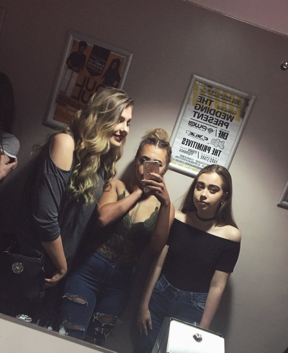 elleyfreeman's tweet photo. my 2 friends were at the ariana grande concert last night and i've not heard anything from them!! please share and help me #PrayForMancester https://t.co/VhTDJMJe5W
