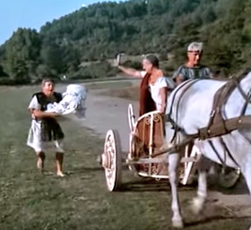 RondoneR's tweet photo. #FogliediPietra ricordano troppo #SuperFantozzi #Filippide e il capitello da portare ad Atene... "e facci presto!" Ma #piazzalalbero VERO! https://t.co/UxC7Gh0var