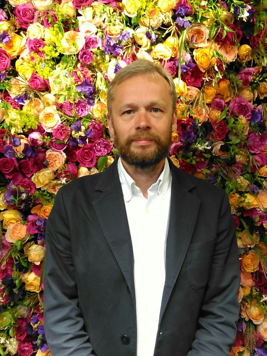 VegPlotFoodPot's tweet photo. Passing by the #realflowerwall at the The Real Flower Company. https://t.co/tTtY1s0JzM