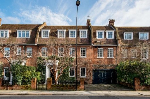 AylesfordInt's tweet photo. SOLD Gloucester Road #Knightsbridge #SW7 a spacious family house with #garaging #parking and a lovely private garden https://t.co/DKt7cNxW8r https://t.co/M4eTjv9R3S