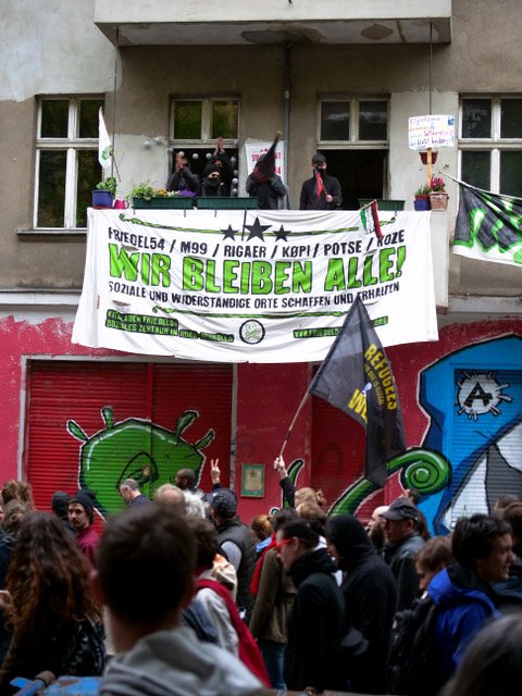 f54_flinta_s's tweet photo. Pressemitteilung: Räumungstermin für Kiezladen #Friedel54 steht fest. https://t.co/1FUYu16AUj #Neukölln #TagX https://t.co/NcKNjH9KCX