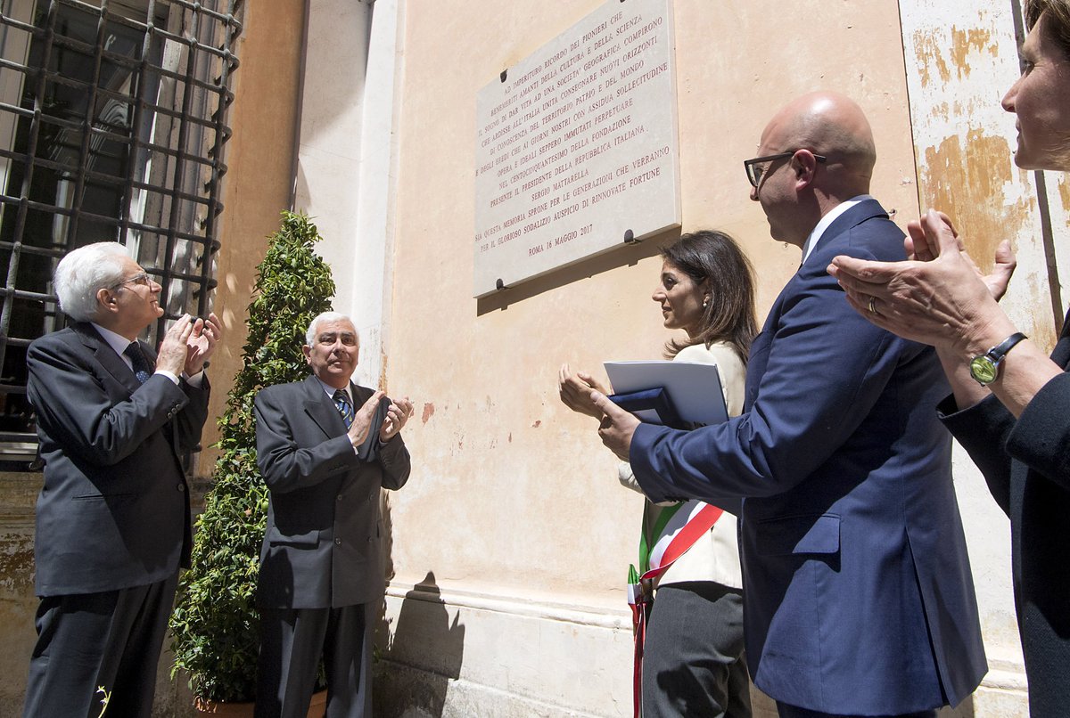 SGI_1867's tweet photo. Svelatura della #targa celebrativa dei 150 anni della SGI #150SGI #societageograficaitaliana @Quirinale @virginiaraggi @cesaroprof https://t.co/RW41L39fTB