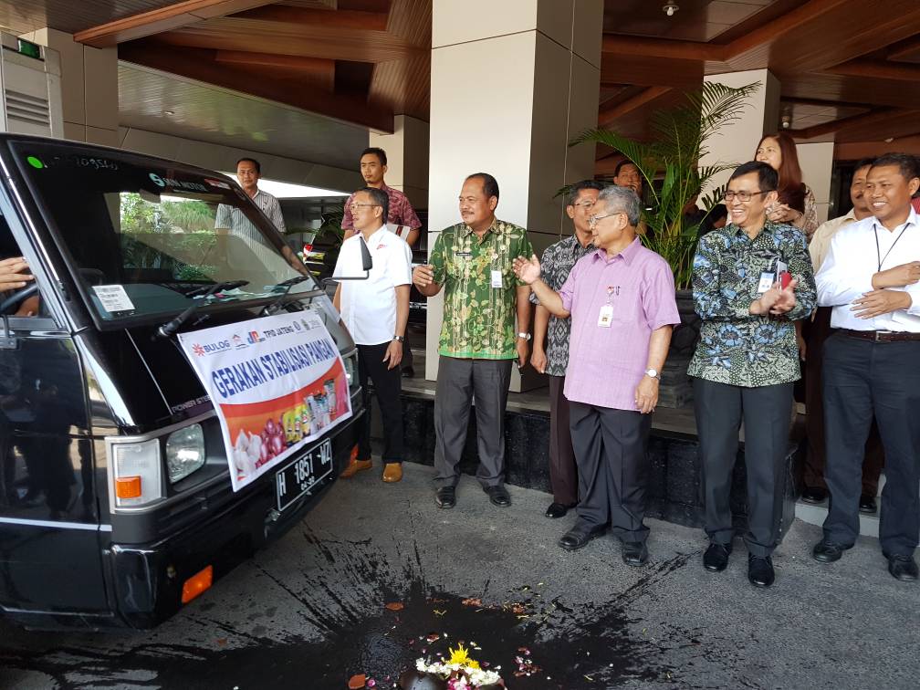 "Gerakan Stabilisasi Harga" ditandai dg pengiriman 22 armada truk box berisi komoditas pangan ke 6 eks karesidenan se-Jateng
<a href="/ganjarpranowo/">Ganjar Pranowo</a>