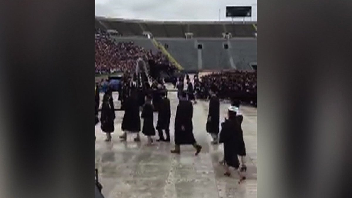 Students March Out of VP Mike Pence's Notre Dame Commencement Speech owl.li/H5MJ30bWfIH #WalkoutND https://t.co/S4Zx5epNik