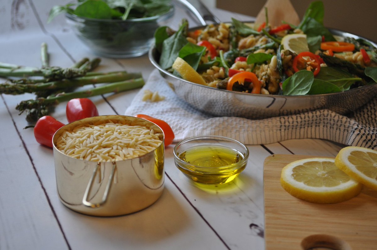 realhomechef's tweet image. We&apos;re introducing our #homechefhacks series, so we can spend less time in the kitchen. 😎  bit.ly/2rKumJ5 bit.ly/2qOmLda