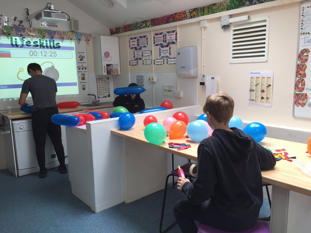LWS_Lifeskills's tweet photo. Team building final challenge! @LWSAcademy #balloonchair #dontpop! https://t.co/stBqHvkgsl