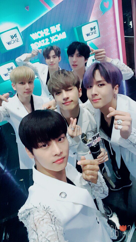 theshow_offcl's tweet photo. 이번 주 더쇼 초이스의 주인공은!!! 누구~??!! 꺄!!! 별빛 소리질러!!🎉🎶 꽃도령으로 돌아온 #빅스 💕 축하합니다!! 심지어 데뷔 5주년까지!! 꺄!!👏👏 넘나 겹경사인 것..✨다시 한 번 축하합니닷! #더쇼 #THESHOW https://t.co/4f4ophuyqt