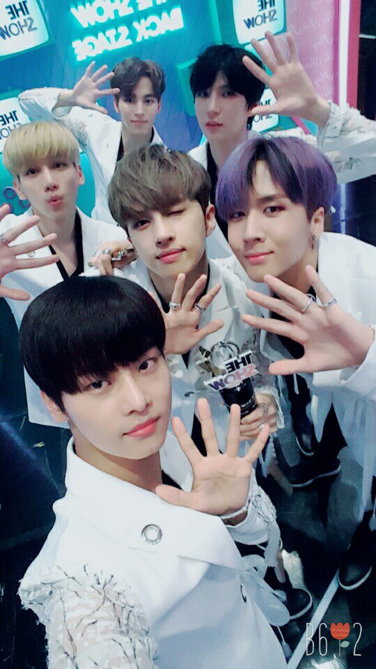 theshow_offcl's tweet photo. 이번 주 더쇼 초이스의 주인공은!!! 누구~??!! 꺄!!! 별빛 소리질러!!🎉🎶 꽃도령으로 돌아온 #빅스 💕 축하합니다!! 심지어 데뷔 5주년까지!! 꺄!!👏👏 넘나 겹경사인 것..✨다시 한 번 축하합니닷! #더쇼 #THESHOW https://t.co/4f4ophuyqt