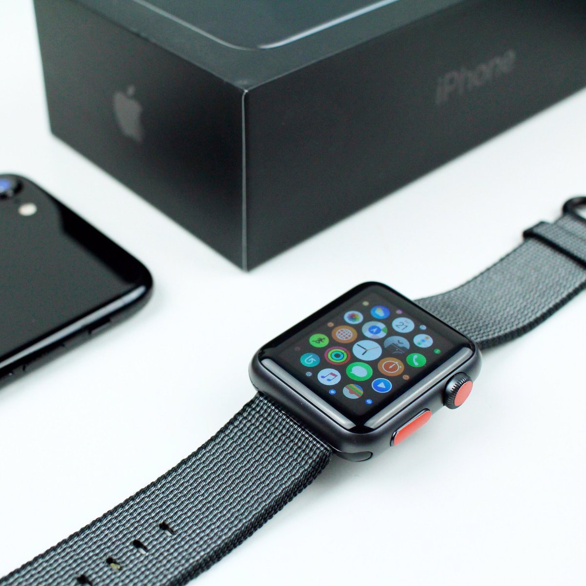 GetGadgetWraps's tweet image. Black Series ⚫️⌚️♠️
Pictured: #MatteRed paired with our #Grey on #Black Watchband #gadgetwraps #applewatch #jetblack #iphone7