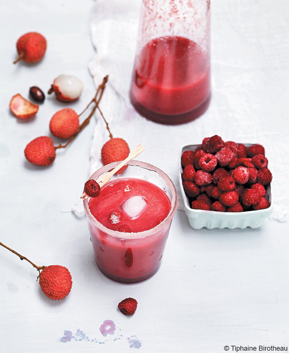🎤 It's getting hot in here... ☀ Für Erfrischung sorgt dieser fruchtige Rosen-Litschi-Himbeer-Smoothie. 😎 bit.ly/2rwjiD5