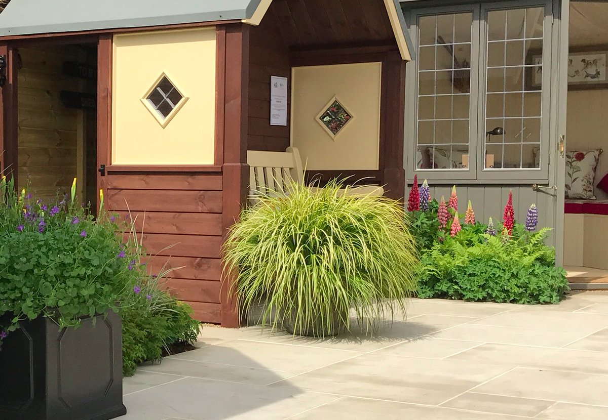 EMPaving's tweet image. Congratulations @scottsthrapston, Landscape Concepts for 5 star award win #ChelseaFlowerShow2017. Beautiful plants, summerhouses #EMVanilla.