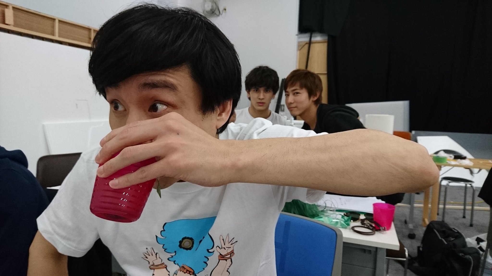 なだぎ武 普段飲む腕の角度が ガル ガドットとほぼ同じだと言うことが判明した ハイスクール奇面組 稽古中 ガルガドット ワンダーウーマン楽しみ T Co Bhpaoewni6 Twitter
