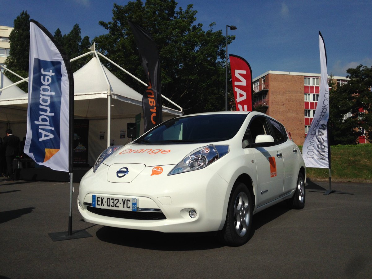ae_magazine's tweet photo. #Nissan remet les clés de la 100e Nissan #Leaf à Orange à Villeneuve d'Ascq https://t.co/2OIbuOHvOy