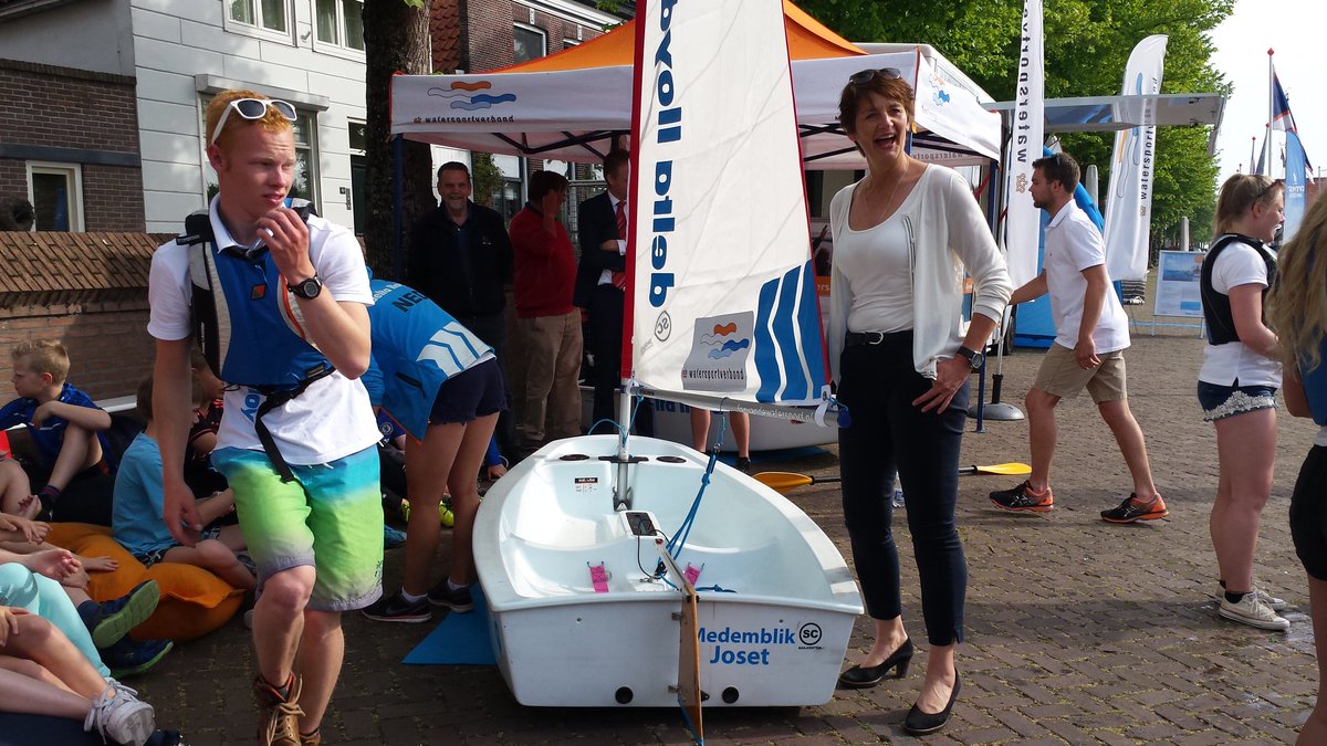 Wethouder Fit vanmorgen bij de Oosterhaven in Mblik voor de starttoeter bij Optimisten on Tour voor onze schooljeugd. Doe mee! Echt leuk ⛵