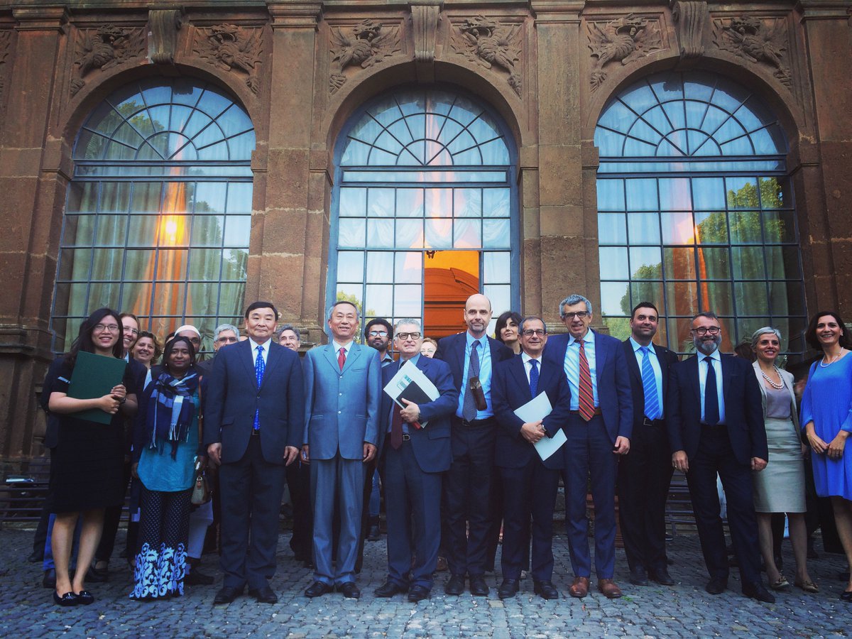 EconTorVergata's tweet photo. Cerimonia per la storica firma del #DualDegree program tra @unitorvergata e la Beijing Capital University of Cina #CUEB a Villa Mondragone https://t.co/gyUc6tJZKS