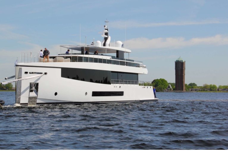 Superyachtscom's tweet photo. Effortless Cool: @Feadship’s #CID Reaches the Water. Find out more here https://t.co/q18x9zjJHE https://t.co/QVZoEuADK6