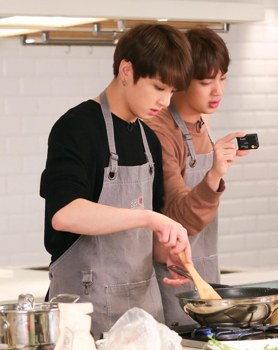 GoldenJK0901's tweet photo. OMG CHEF KOOK https://t.co/unruKE9eoQ