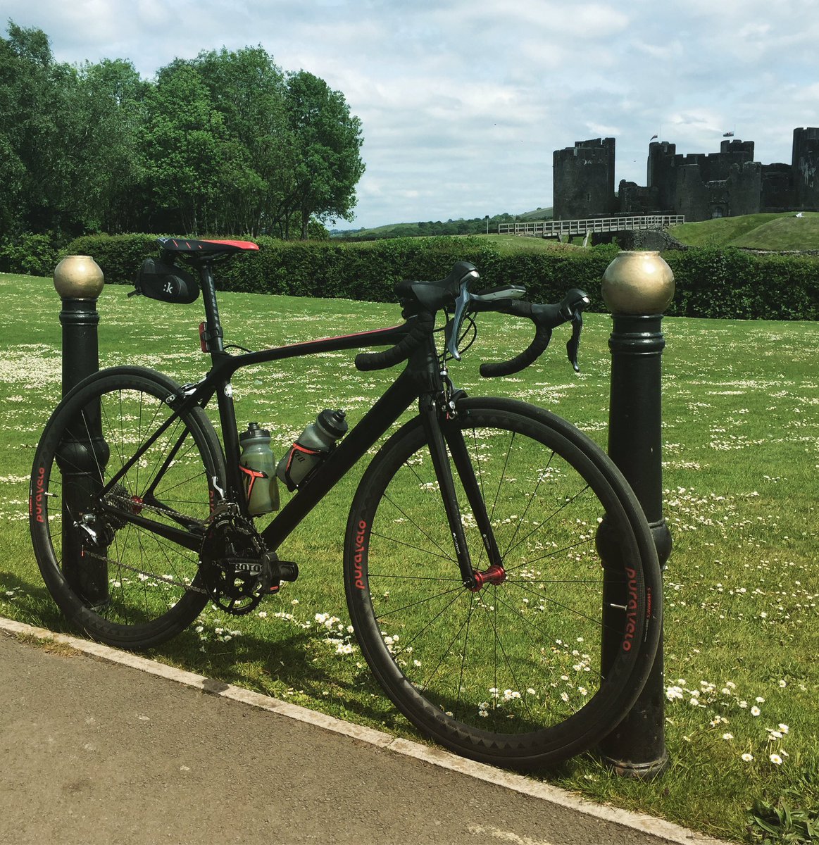 SamAdamson5's tweet image. Out and about searching for hills in the sun ☀️ great to be back on two wheels, all made better in my @Evadesport elite jersey #ImBack