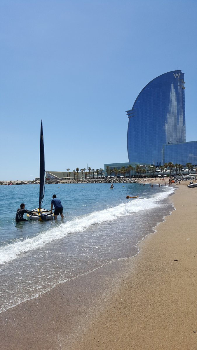 El sabado estuvimos navegando con el #Tiwal en la #Barceloneta.
#mediterraneo #vela #barcelona #velaligera